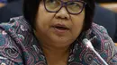 Pelaksana tugas (Plt) Direktur Utama PT Pertamina Yenni Andayani memberikan penjelasan saat mengikuti rapat dengar pendapat dengan Komisi VII DPR di Kompleks Parlemen, Senayan, Jakarta, Kamis (9/2).(Liputan6.Com/Johan Tallo)