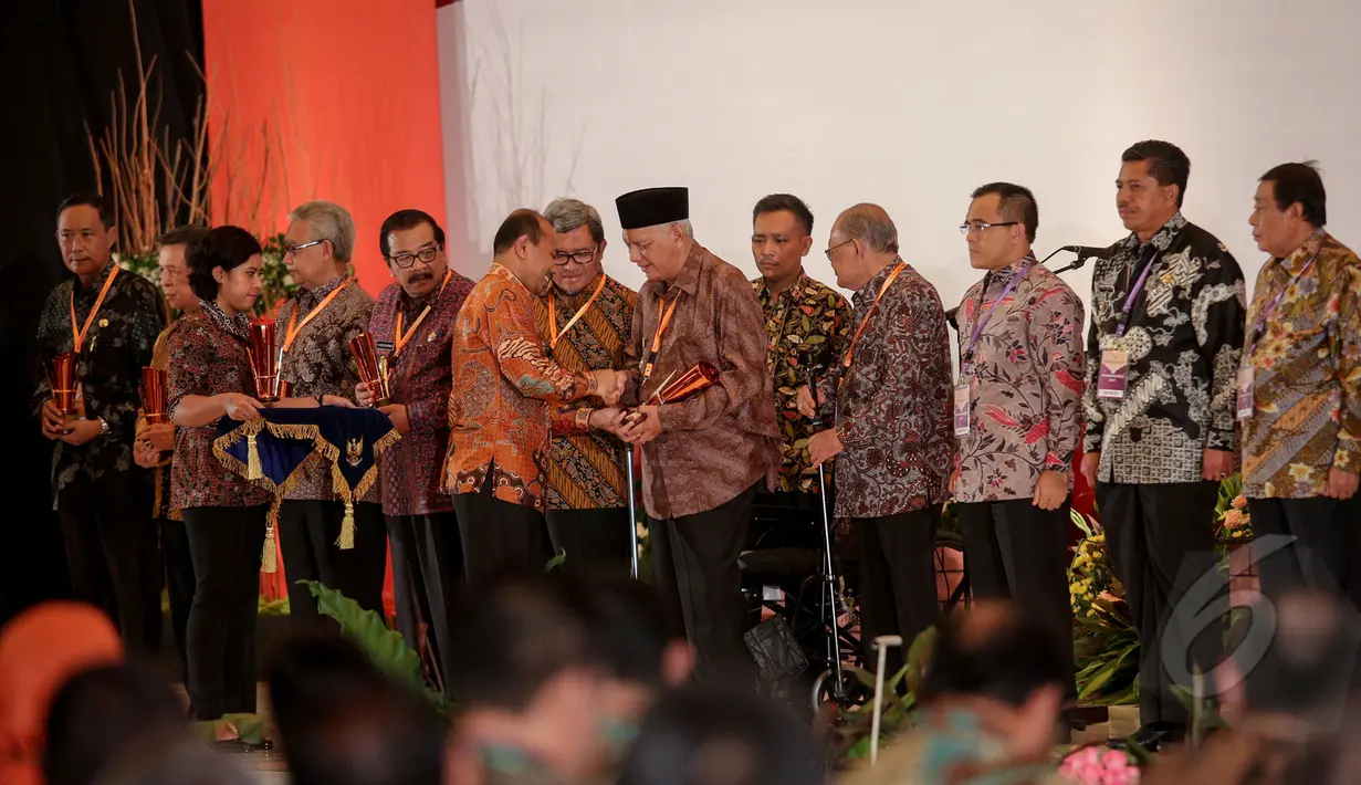 Sejumlah Gubernur mendapatkan penghargaan saat menghadiri pembukaan Musyawarah Perencanaan Pembangunan Nasional (Musrenbangnas) Tahun 2015 di Jakarta, Rabu (29/4/2015). (Liputan6.com/Faizal Fanani)