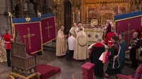 Prosesi Raja Charles III dibalur/diolesi minyak suci oleh Uskup Agung Canterbury, Justin Welby. (Youtube/ The Royal Family)