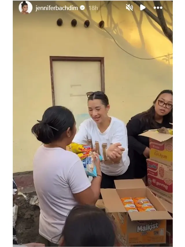 6 Potret Irfan Bachdim dan Jennifer Salurkan Bantuan Logistik Korban Banjir Bali
