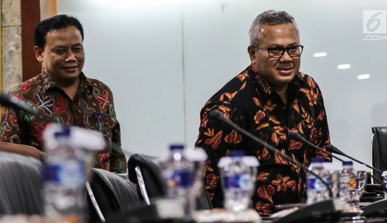 Ketua KPU RI Arief Budiman dan Ketua Bawaslu Abhan saat pertemuan DPD dengan KPU dan Bawaslu, Jakarta, Selasa (24/7). Pertemuan membahas tentang putusan MK terkait pengurus partai yang tidak bisa menjadi calon anggota DPD. (Liputan6.com/Johan Tallo)