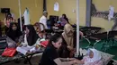 Mayoritas siswa mengalami gejala umum keracunan, seperti mual, muntah, hingga lemas setelah mengonsumsi makanan yang dibagikan melalui program MBG. (Timur Matahari/AFP)