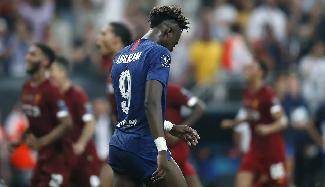 Penyerang Chelsea, Tammy Abraham tertenduk lesu usai gagal mengeksekusi tendangan penalti saat melawan Liverpool pada pertandingan Piala Super Eropa 2019 di Besiktas Park, di Istanbul (15/8/2019). Chelsea kalah lewat adu penalti atas Liverpool 5-4 (2-2). (AP Photo/Emrah Gurel)