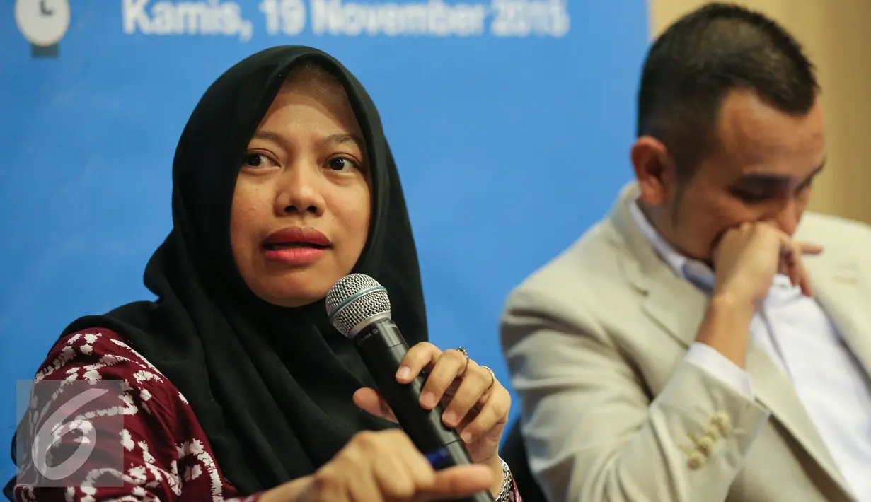 Titi Anggraini, Direktur Eksekutif Perkumpulan untuk Pemilu dan Demokrasi (Perludem) (kiri) hadir saat diskusi publik di kawasan Jakarta, Kamis (19/11/2015). (Liputan6.com/Faizal Fanani)