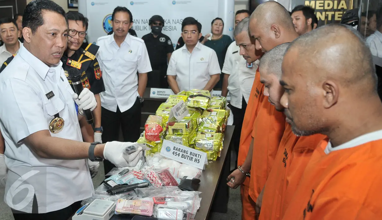 Kepala BNN Budi Waseso menginterogasi tersangka saat rilis  kasus peredaran Narkoba jaringan Tiongkok di Jakarta, Selasa (7/3). Petugas mengamankan barang bukti 48,16 kg sabu, 3.702 butir ekstasi dan 454 butir Happy Five. (Liputan6.com/Yoppy Renato)