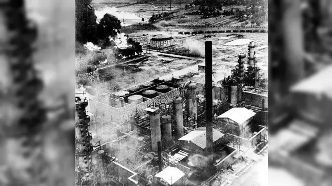 Penyulingan minyak di Ploesti, Romania, yang menjadi serangan pemboman sekutu pada 1 Agustus 1943. (Sumber Wikimedia Commons/Library of Congress)
