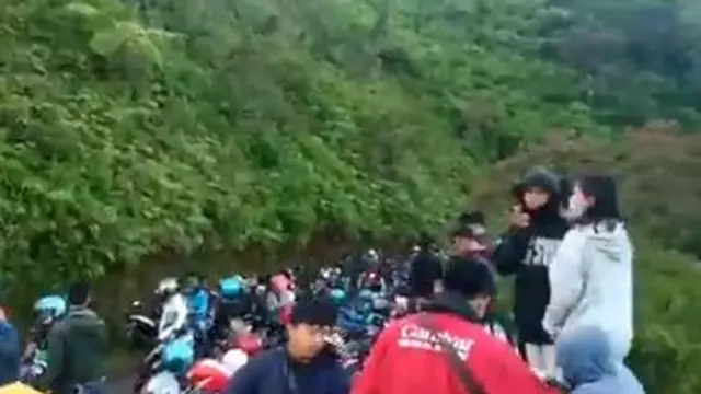 Ditutup Sementara Akibat Viral, Ini 5 Potret Gunung Telomoyo yang Padat Pengunjung