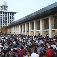 Umat muslim berbuka puasa bersama di Masjid Istiqlal, Jakarta, Jumat (10/6). Setiap hari selama sebulan penuh, pengurus Masjid Istiqlal menyediakan 3.000-4.000 boks nasi untuk berbuka puasa. (Liputan6.com/Immanuel Antonius)