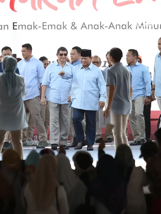 Capres nomor urut dua Prabowo Subianto menyapa emak-emak pada acara Deklarasi Emak-emak dan anak-anak minum susu (Gerakan Emas) di Lapangan stadion Perumnas Klender, Jakarta Timur,Rabu (24/10). (Merdeka.com/Imam Buhori)