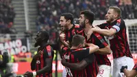 Pemain AC Milan rayakan gol yang dicetak Frank Kessie yang pastikan kemenangan  kontra Parma dalam laga lanjutan giornata ke-14 Serie A yang berlangsung di stadion San Siro, Milan, Minggu (2/12). AC Milan menang 2-1. (AFP/Miguel Medina)