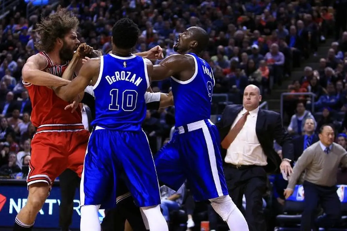 Robin Lopez (kiri) dan Serge Ibaka.