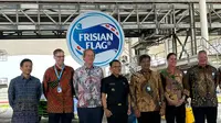 CEO FrieslandCampina Jan Derck van Karnebeek, Presiden Direktur Frisian Flag Indonesia, Berend van Wel, Direktur Jenderal Industri Agro Kemenperin Putu Juli Ardika meresmikan pabrik barunya di Cikarang Jawa Barat. (Tira/Liputan6.com)