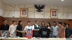 Mendikbud, Anies Baswedan menerima kaos dari Perwakilan Masyarakat Sipil di Kemendikbud, Jakarta, Senin (9/5). Pertemuan membahas pendidikan seksualitas berkeadilan gender dan berbagai hal terkait kekerasan seksual. (Liputan6.com/Helmi Afandi)