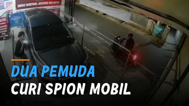 Terekam kamera CCTV dua orang pemuda mencuri sepasang spion mobil di Jalan Tegal Parang Selatan, Mampang Prapatan, Jakarta Selatan.