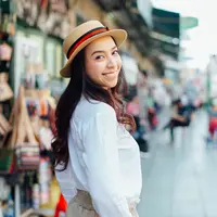 ilustrasi perempuan tersenyum/AnemStyle/Shutterstock