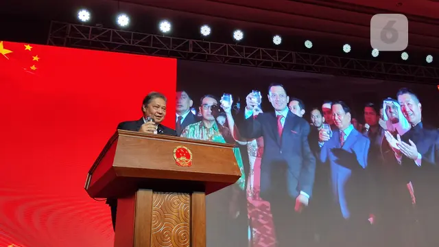 Menteri Koordinator Bidang Perekonomian RI, Airlangga Hartarto, turut menyampaikan pidatonya dalam acara perayaan 74 tahun RRT.