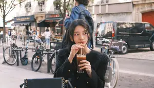 OOTD Suzy di Paris, Gaya Kasual yang Tetap Keren