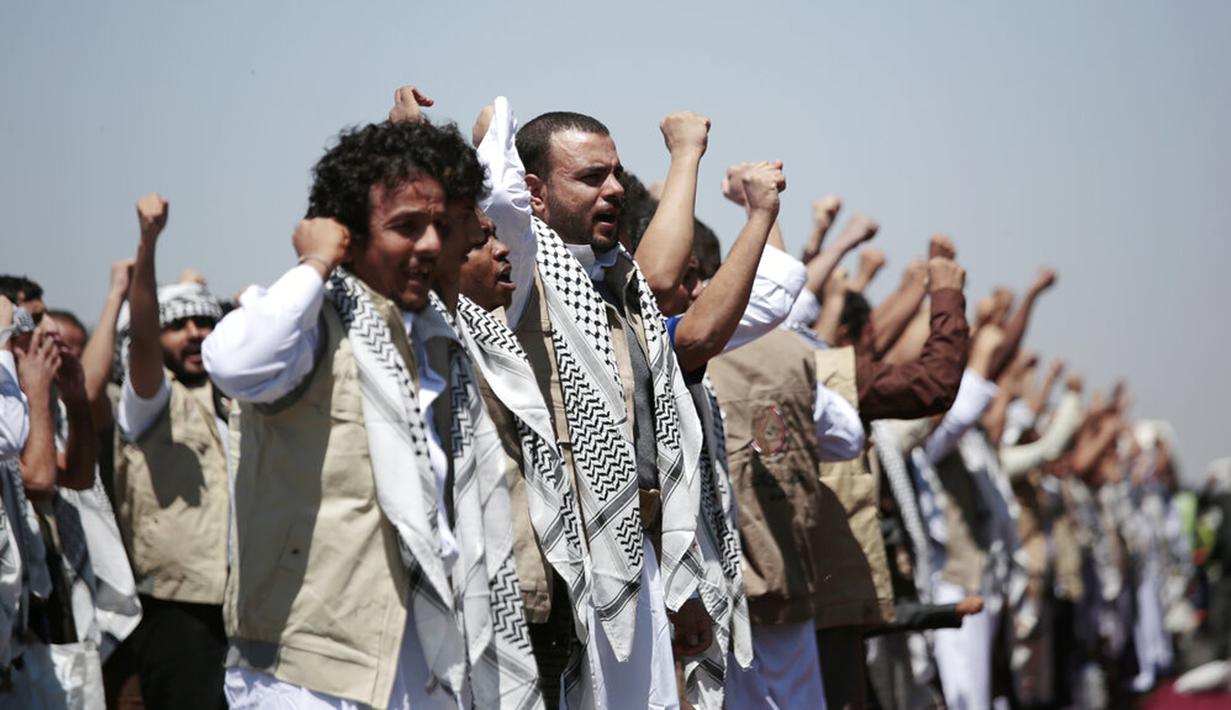 Tahanan Yaman meneriakkan slogan selama kedatangan mereka setelah dibebaskan oleh koalisi pimpinan Arab Saudi di bandara di Sanaa, Yaman, Jumat (16/10/2020). Pihak yang bertikai di Yaman menyelesaikan pertukaran tahanan besar yang ditengahi PBB pada hari Jumat. (AP Photo/Hani Mohammed)