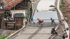 Pekerja menyelesaikan pembangunan jalan Inspeksi di kawasan kali Ciliwung Kalibata, Jakarta, Rabu (30/11). Proyek tersebut selain dapat mempermudah normalisasi sungai serta dapat menjadi alternatif bagi pengguna jalan.  (Liputan6.com/Gempur M Surya)