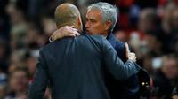 Manajer Manchester United, Jose Mourinho (kanan) dan manajer Manchester City, Pep Guardiola. (Mirror).