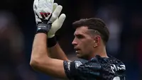 Kiper Chelsea asal Argentina, Emiliano Martínez, melambaikan tangan kepada para suporter seusai pertandingan Liga Inggris antara Chelsea dan Brighton and Hove Albion di Stamford Bridge, London, pada Minggu (30/8/2026).  (Adrian Dennis / AFP)