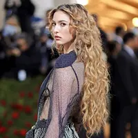 Debut Eve Jobs di Met Gala 2022. (Dok: Instagram @evejobs https://www.instagram.com/p/CdGpyBfO8Nl/?igshid=YmMyMTA2M2Y= / Elly Purnama)