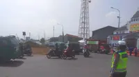 Bandung - Petugas pengamanan dari kepolisian berjaga dan mengatur lalu lintas di kawasan Cileunyi, Kabupaten Bandung, Jawa Barat, Senin, 10 Mei 2021. (Arie Nugraha)