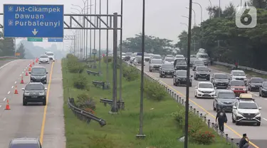 Sejumlah kendaraan melintas di jalan tol Cikopo - Palimanan KM 73, Purwakarta, Jawa Barat, Sabtu (30/4/2022).  H-2 arus mudik Lebaran Idul Fitri 1443 H, ruas jalan Tol Trans Jawa kembali menerapakan skema contraflow. (Liputan6.com/Herman Zakharia)