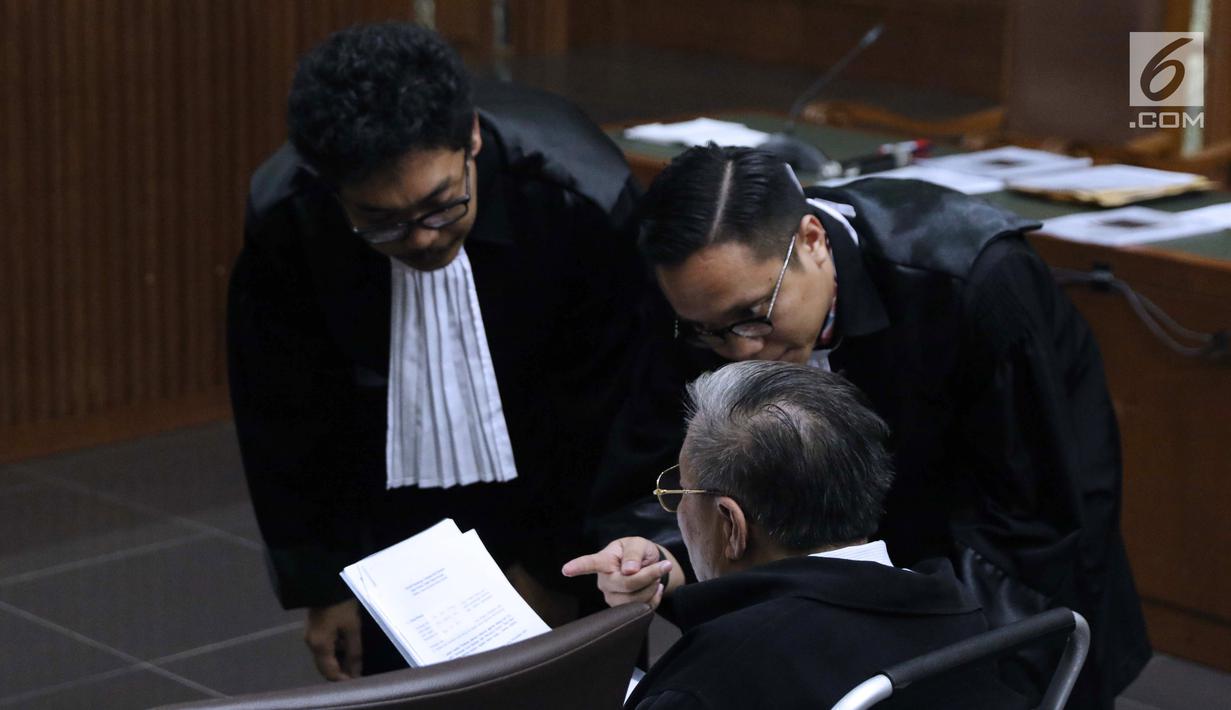 Direktur Utama PT Wijaya Kusuma Emindo (WKE), Budi Suharto saat sidang perdana di Pengadilan Tipikor, Jakarta, Rabu (20/1). Budi Suharto diduga terlibat perkara suap proyek pembangunan SPAM milik Kementerian PUPR. (Liputan6.com/Helmi Fithriansyah)