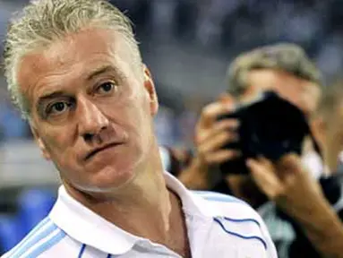 Ekspresi pelatih Olympique de Marseille'Didier Deschamps sebelum laga lanjutan Ligue 1 menjamu Caen at Velodrome Stadium, 7 Agustus 2010. Marseille kalah 1-2. AFP PHOTO / BERTRAND LANGLOIS