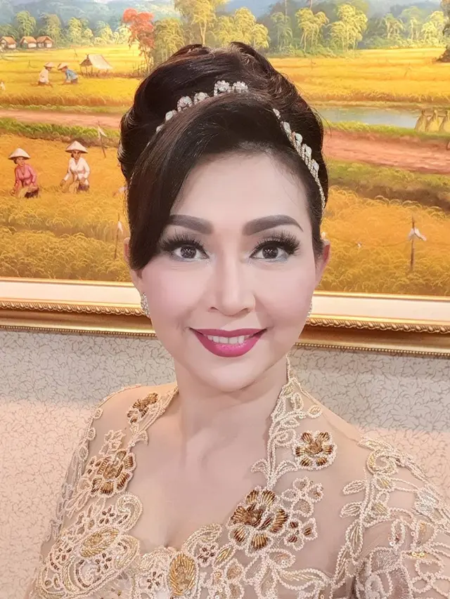 6 Potret Ratna Listy saat Pakai Kebaya, Memesona