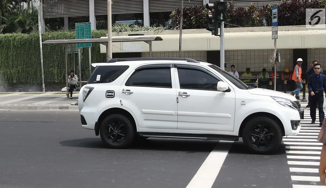 Sebuah mobil melintas di pelican crossing di kawasan Thamrin, Jakarta, Minggu (29/7). Pelican crossing di kawasan Thamrin sudah bisa di gunakan pengganti JPO yang akan dibongkar. (Liputan6.com/Herman Zakharia)