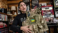 Foto yang diambil pada 20 Maret 2023 ini menunjukkan manajer tempat mahjong Yuya Motomura, yang berencana untuk bergabung dengan Legiun Georgia untuk berperang di Ukraina, memegang jaket militer saat dia berbicara selama wawancara dengan AFP di Maebashi, prefektur Gunma. (Yuichi YAMAZAKI / AFP)
