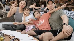 Kekompakan keluarga kecil ini juga terlihat di akun Instagram Nana Mirdad ataupun sang suami Andrew White. Keduanya juga kerap memperlihatkan tingkah konyol di depan kamera. (Liputan6.com/IG/@nanamirdad_)