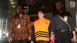 Tersangka Bupati Cirebon, Sunjaya Purwadi Sastra kenakan rompi tahanan usai menjalani pemeriksaan di Gedung KPK, Jakarta, Jumat (26/10). Sunjaya ditahan diduga menerima suap jual beli jabatan total senilai Rp385 juta. (Liputan6.com/Herman Zakharia)