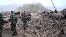 Foto yang dikeluarkan Kantor Berita Xinhua, tentara berjalan melewati rumah-rumah yang rusak setelah gempa 5,5 skala Richter di Desa Kuzigun di Taxkorgan County, wilayah Otonomi Xinjiang Uygur, China barat laut, Kamis, (11/5). (Li Jing / Xinhua via AP)
