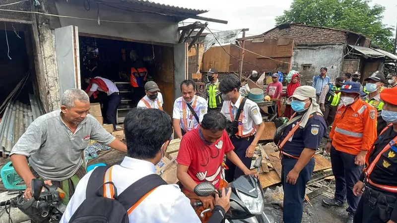 PT KAI Daop 8 melakukan penertiban aset di Surabaya. (Dian Kurniawan/Liputan6.com)