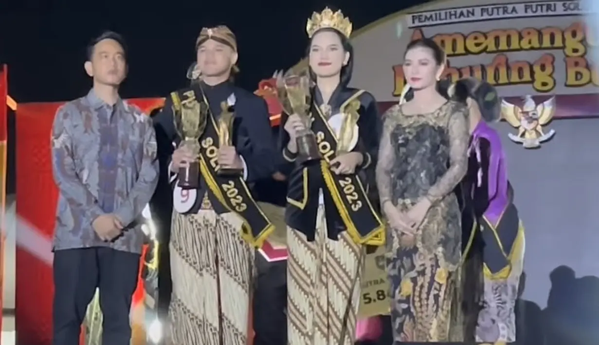 <p>Sementara itu, Gibran tampil serasi mengenakan batik lengan panjang dipadukan celana hitamnya. [@pemkot_solo]</p>