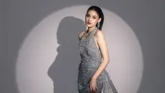 Bersama FD Photography belum lama ini, Callista Arum jalani pemotretan dengan tema 'Starlight on my Heart!'. Artis dengan nama lengkap Callista Arum Dewi Rumengan ini memukau dengan gaun silver backless. Gaun cantik yang dikenakan oleh Callista ini merupakan rancangan desainer Karla Jasmina. Cahaya hanya berpusat kepadanya, pesona sahabat Hanggini ini semakin terpancar. (Liputan6/com/IG/@callistarum)