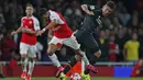 Alexis Sanchez (kiri) berebut bola dengan Roberto Firmino. (Reuters/Eddie Keogh)