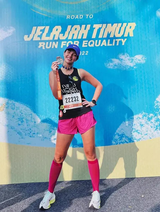 Hobi yang dijalani oleh Nia Ramadhani rupanya tak tanggung-tanggung. Pasalnya, ia juga ikut dalam lomba lari marathon dan berhasil sampai di garis akhir. (Liputan6.com/IG/@ramadhaniabakrie)