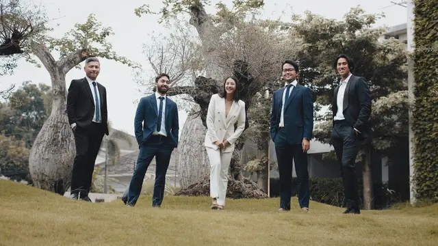 Temani Balapan di Bahrain, Ini 6 Potret Kedekatan Anya Geraldine dan Sean Gelael