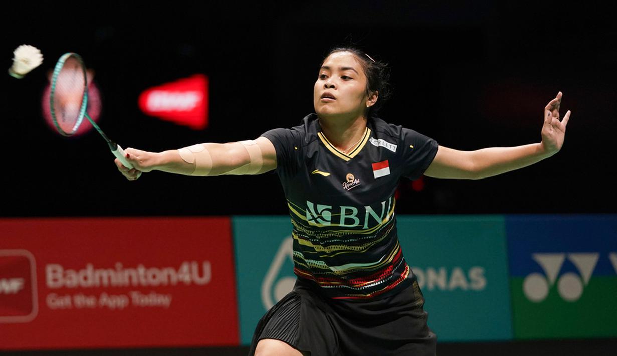 Pemain bulu tangkis Indonesia Gregoria Mariska Tunjung membalas tembakan pemain bulu tangkis China Chen Yu Fei pada pertandingan perempat final tunggal putri Malaysia Open 2024 di Kuala Lumpur, Malaysia, Jumat (12/1/2024). Harapan Gregoria meneruskan langkahnya di Malaysia Open 2024 kandas. (AP Photo/Kien Huo)