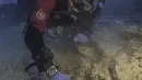 Arkeolog saat menemukan kerangka manusia di perarian dekat Pulau Antikythera, Yunani, pada 6 September 2016. Kerangka manusia ini terkubur sekitar 165 kaki di bawah permukaan laut. (Greek Ministry of Culture/Reuters)