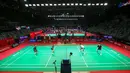 Indonesia akan menurunkan 21 pebulu tangkis dari lima nomor. Tampak dalam foto, pebulu tangkis dari berbagai negara melakukan latihan sekaligus uji lapangan jelang perhelatan Indonesia Masters 2026 di Istora, Kompleks Gelora Bung Karno (GBK), Senayan, Jakarta, Senin (19/1/2026). (Bola.com/Bagaskara Lazuardi)