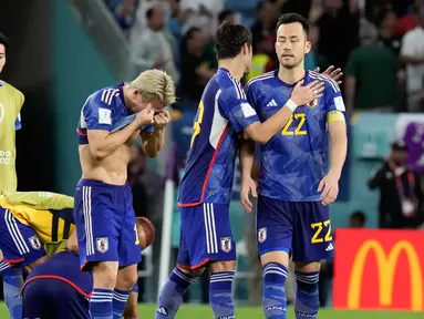 Kesedihan para pemain Jepang usai kemenangan Kroasia pada pertandingan sepak bola babak 16 besar Piala Dunia 2022 di Stadion Al Janoub, Al Wakrah, Qatar, 5 Desember 2022. Jepang gagal memecahkan rekor menembus perempat final Piala Dunia 2022 usai disingkirkan Kroasia lewat adu penalti 1-3. (AP Photo/Eugene Hoshiko)