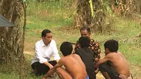 Presiden Jokowi saat menemui Suku Anak Dalam di Jambi, Jumat (30/10/2015). (Tim Komunikasi Presiden)