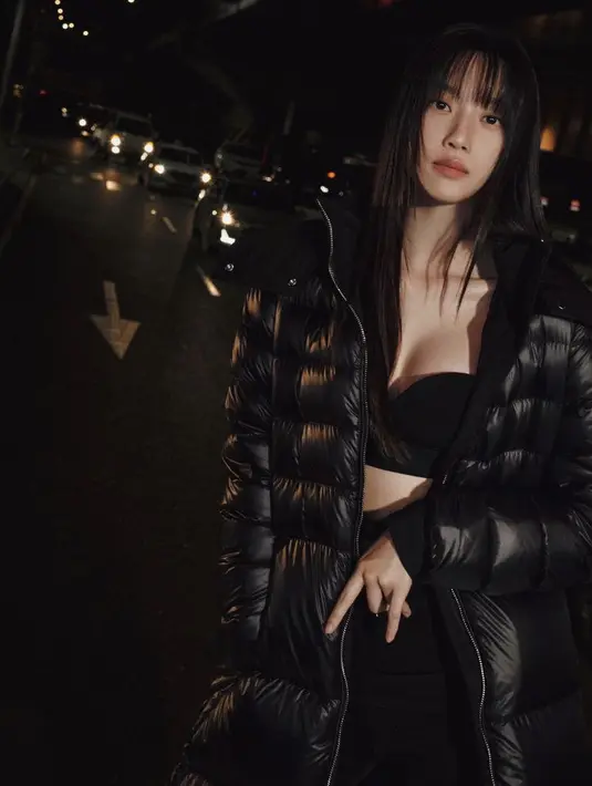 Moon Ga Young juga tampil seksi dengan inner bralette hitam dipadukan dengan padding jaket. Dengan riasan wajah flawlessnya. (@m_kayoung)