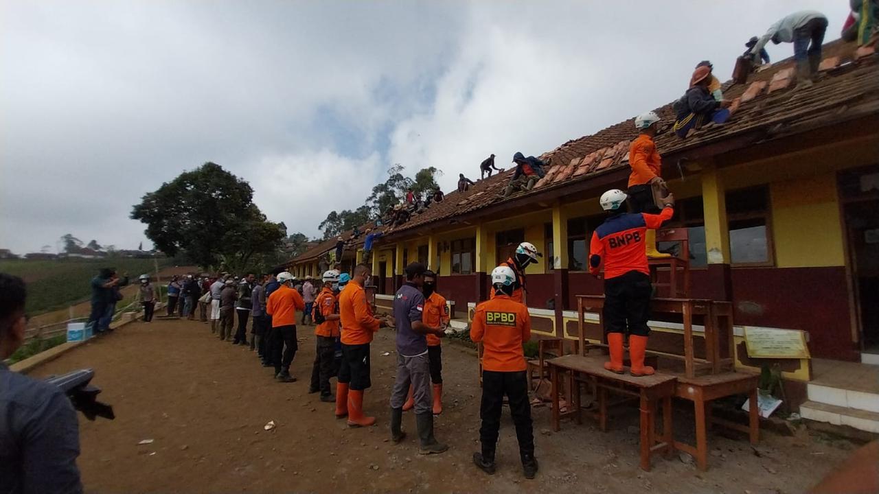 Yayasan Bakti Barito melakukan pembangunan ulang (rebuilding) tiga kelas baru, merenovasi dua kelas serta pembangunan instalasi sanitasi SDN 3 Barusari, sekolah terdampak gempa magnitudo 5.0 beberapa waktu lalu. (Liputan6.com/Jayadi Supriadin)