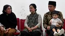 Presiden Jokowi dan Ibu Negara Iriana melayat ke rumah duka besannya, Didit Supriyadi, di Sumber, Solo, Selasa (3/4). Mertua Gibran Rakabuming Raka itu meninggal dunia di Rumah Sakit Dr. Moewardi, Solo. (Liputan6.com/Pool/Kris-Biro Pers Setpres)